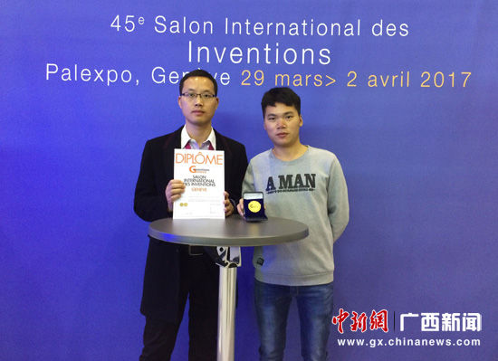 best365手机版官方网站师生荣获日内瓦发明展特别金奖。徐艺萍 摄