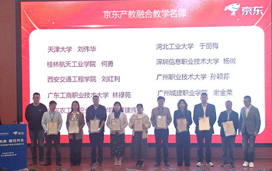 图片包含 人, 人们, 游戏机, 一群描述已自动生成