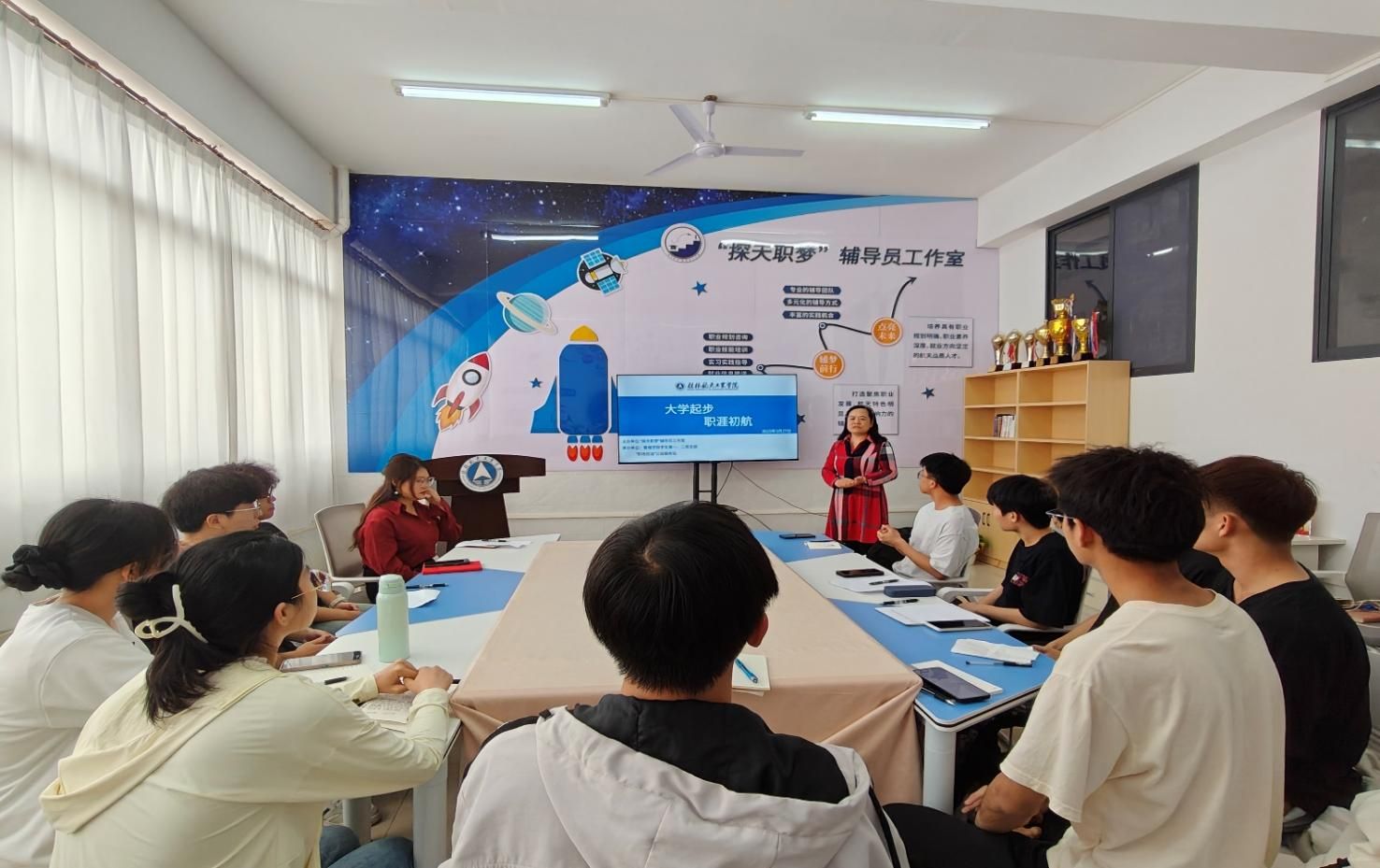 一群人在房间里交谈 AI 生成的内容可能不正确。